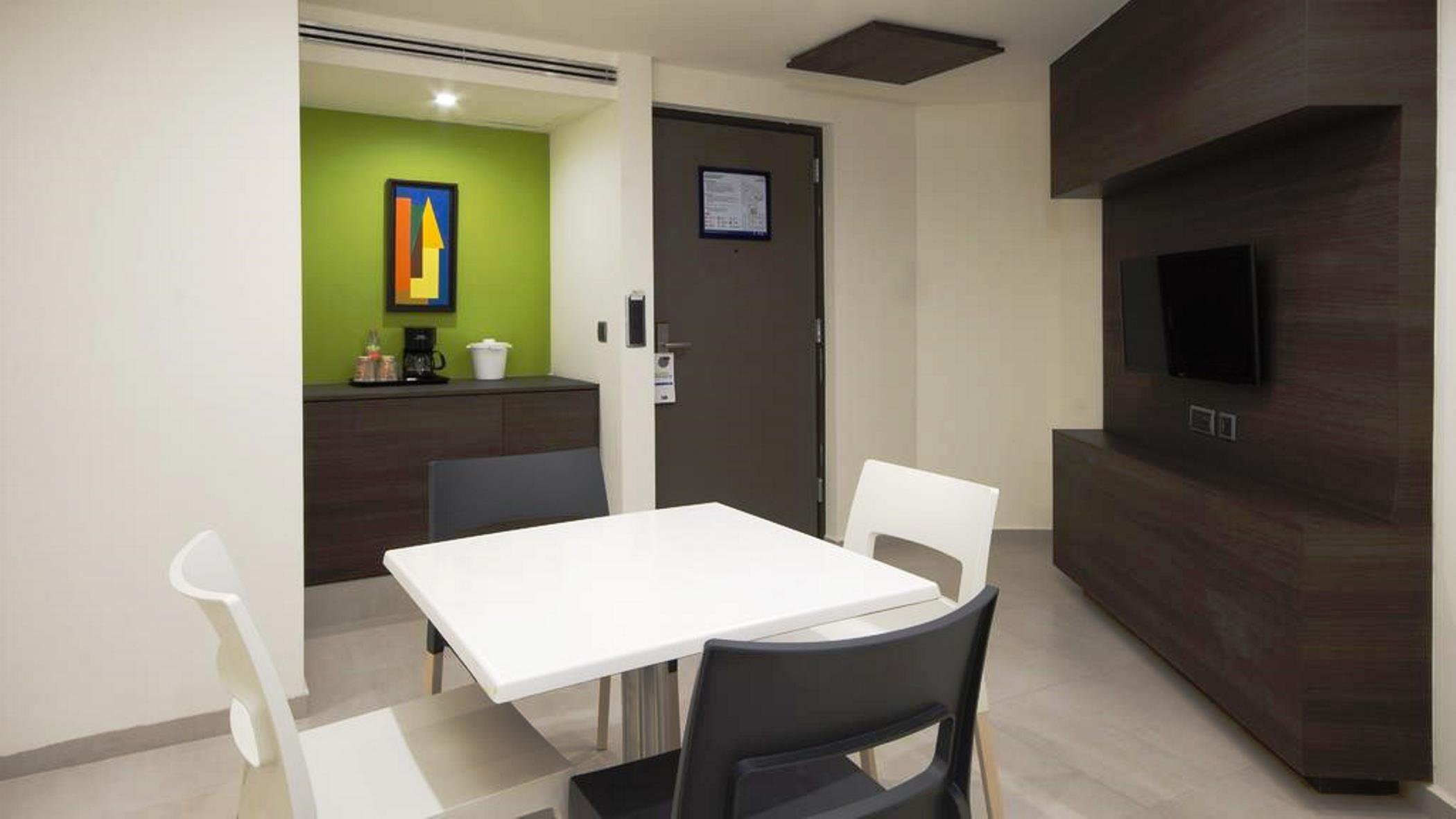 Hotel Express Aeropuerto By Ihg 4*